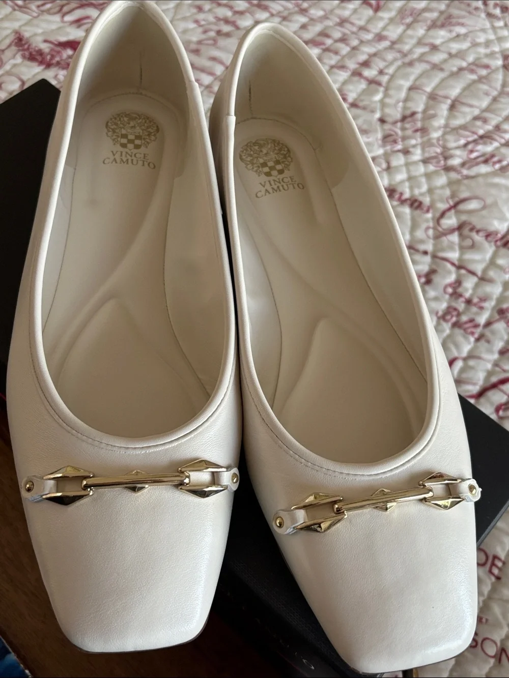 Vince Camuto Ivory Leather VIRNA Flats with Gold Hardware SZ 10M (Like New)